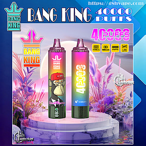 Zwei farbenfrohe Einweg-Vape-Geräte von Bang King stehen auf einem runden Marmorpodest vor einem pastellfarbenen Blumenhintergrund; .