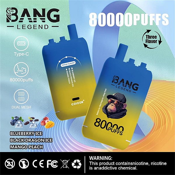 「BANG LEGEND」とラベル付けされた青から黄色のグラデーションの使い捨て電子タバコ デバイス 2 台。様式化された猿のイラスト、目立つ「80000 PUFFS」の表示、Type-C 充電とデュアル メッシュのアイコン、リストされた 3 種類のフレーバー (ブルーベリー アイス、ブラック ドラゴン アイス、マンゴー ピーチ)、およびニコチン中毒の警告を含む規制アイコンが特徴です。.