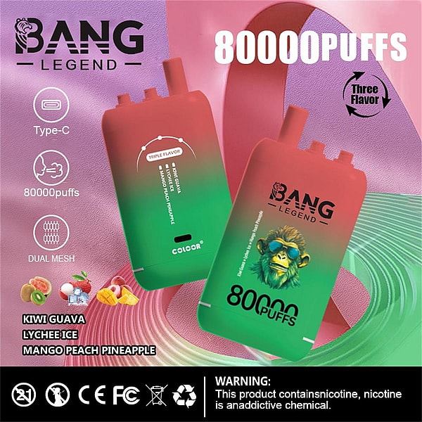 ピンクと緑の渦巻きの背景に様式化された猿の顔と大きな 80000 PUFFS のテキストが描かれた、赤から緑のグラデーションの使い捨て電子タバコ デバイス 2 台。Type-C 充電、デュアル メッシュ、3 つのフレーバー、小さなフルーツの画像とフレーバー名 (キウイ グアバ、ライチ アイス、マンゴー ピーチ パイナップル) のアイコン、およびニコチン中毒に関する黒い警告ストリップで囲まれています。.