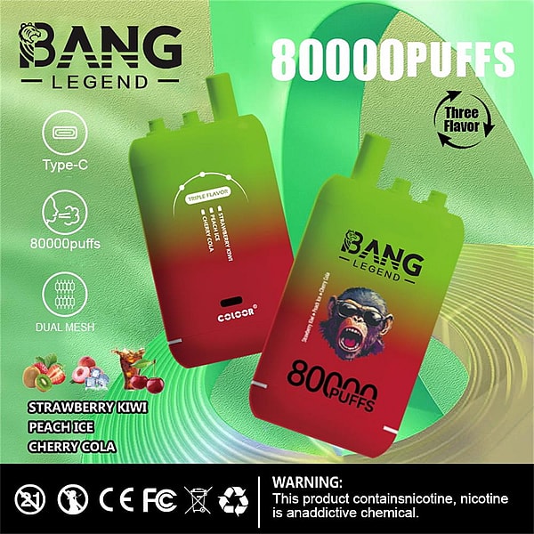 緑の背景に「BANG LEGEND」と「80000 PUFFS」とラベルが貼られた緑から赤のグラデーションの長方形の使い捨て電子タバコ デバイス 2 台。Type-C 充電、80000 パフ、デュアル メッシュのアイコンが表示され、フレーバーにはストロベリー キウイ、ピーチ アイス、チェリー コーラが記載され、底面にはニコチン中毒の警告が表示されます。.