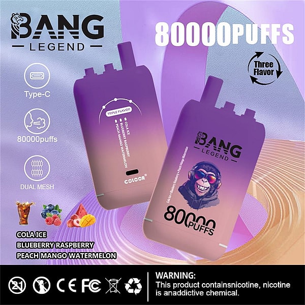BANG LEGEND のブランド名が付けられた紫色のグラデーションの使い捨て電子タバコ 2 台が、紫と桃の湾曲した背景に大きな 80000 PUFFS テキスト、Type-C 充電とデュアル メッシュのアイコン、3 種類のフレーバーのラベル、リストされたフレーバー (コーラ アイス、ブルーベリー ラズベリー、ピーチ マンゴー スイカ)、および認証シンボル付きのニコチン中毒に関する黒い警告ストリップが表示されています。.
