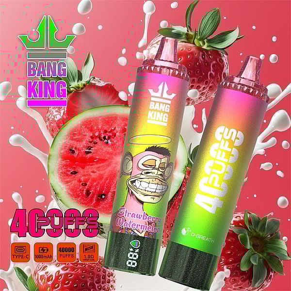 Dos dispositivos de vapeo desechables con gradiente de arco iris con la marca Bang King: uno con la etiqueta Strawberry Watermelon, con un mono de dibujos animados sonriente y una lectura de batería digital, el otro muestra el texto vertical “40 PUFFS”, colocados delante de rodajas de sandía y fresas con salpicaduras blancas parecidas a la leche sobre un fondo rosa.