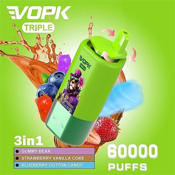 Vaporizador triple desechable VOPK verde con una colorida pegatina de león, que se muestra entre fresas, arándanos, un osito de goma y toques de sabor, con una lista de sabores 3 en 1 y el texto “60000 inhalaciones” sobre un fondo verde brillante.