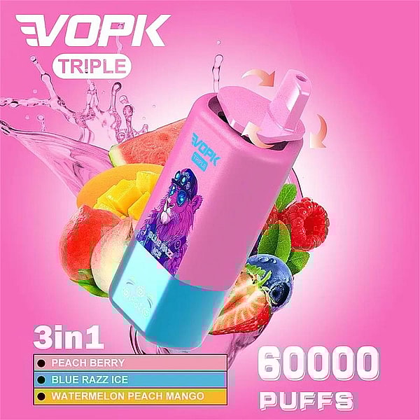 Vaporizador desechable VOPK TRIPLE rosa y azul, representado sobre un fondo rosa brillante con toques de frutas y bayas, con un gráfico de un oso morado en el dispositivo y texto que indica sabores 3 en 1 (melocotón, baya, blue razz ice, sandía, melocotón y mango) y 60000 caladas.