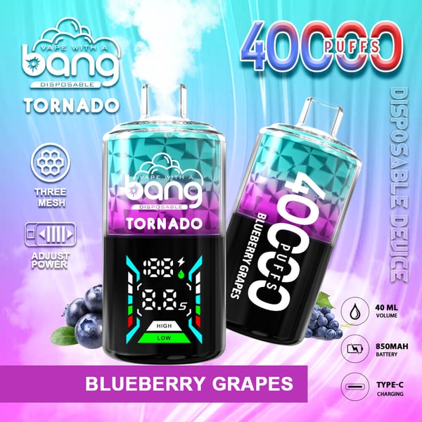 Zwei blaugrüne und violette Bang Tornado-Einweg-Vaporizer – eines aufrecht mit digitaler Leistungsanzeige und das andere abgewinkelt mit “40.000 Zügen” – umgeben von Blaubeeren und mit der Aufschrift “Blueberry Grapes”, mit Symbolen für dreimaschige, einstellbare Leistung, 40-ml-Volumen, 850-mAh-Akku und Typ-C-Aufladung.