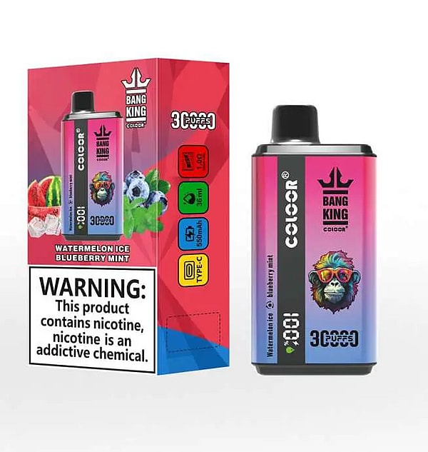 Colorato dispositivo di vaporizzazione usa e getta con sfumatura dal rosa al viola e scatola coordinata etichettata Bang King con il logo di una scimmia che indossa occhiali da sole, nomi di sapori Watermelon Ice e Blueberry Mint, una dichiarazione di 30.000 boccate e un avviso prominente sulla nicotina sulla scatola.