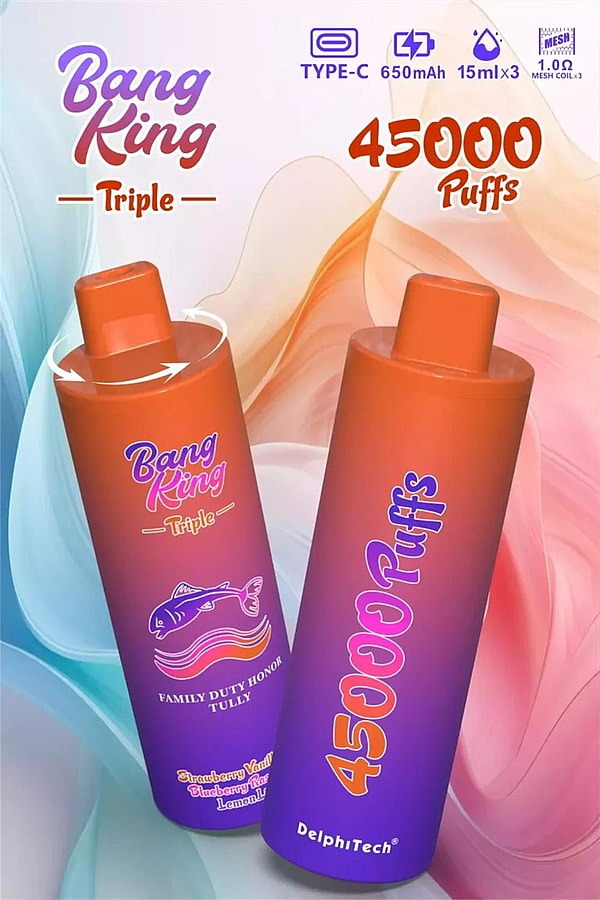 Deux appareils de vape jetables à dégradé orange à violet étiquetés " Bang King Triple " et " 45000 Puffs " sur un fond pastel tourbillonnant, avec des icônes et un petit texte indiquant la charge de type C, une batterie de 650 mAh, 15 ml × 3 d'e-liquide, des bobines maillées et la marque DelphiTech.