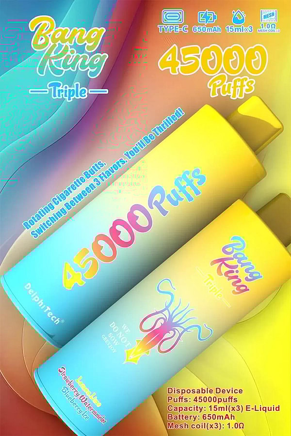 Affiche promotionnelle de deux appareils de vape jetables Bang King Triple colorés dans des dégradés de jaune et de bleu étiquetés “ 45 000 Puffs ”, mettant en évidence la charge de type C, la batterie de 650 mAh, la capacité d'e-liquide de 15 ml × 3, les bobines de maille de 1,0 Ω et trois saveurs rotatives.
