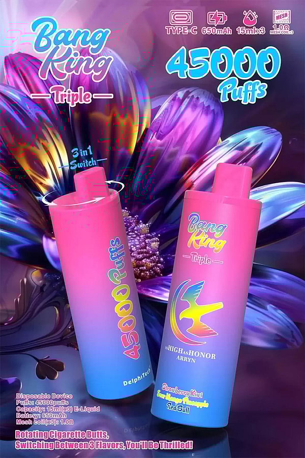 Deux appareils de vapotage jetables en dégradé rose à bleu étiquetés " Bang King Triple " surmontés d'une icône " 45 000 Puffs " en gras et d'une icône " interrupteur 3-en-1 ", sur un fond floral irisé vif avec de petites icônes pour le chargement de type C et une batterie de 650 mAh et des noms de saveurs comme Strawberry Kiwi et Sour Mango Pineapple.