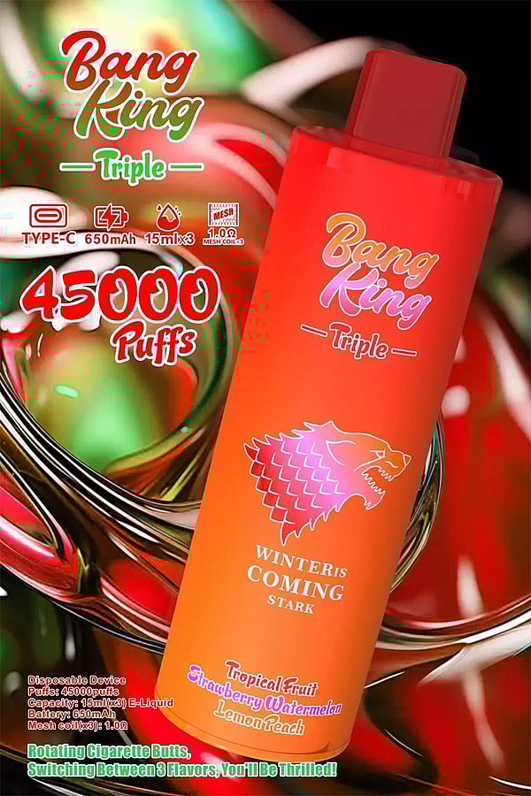 Appareil de vape Bang King Triple jetable orange-rouge vif présenté sur un fond abstrait coloré, étiqueté 45 000 bouffées avec une batterie de type C de 650 mAh, 15 ml × 3 e-liquide et des spécifications de bobine en maille, avec un logo à tête de loup et le texte “ Winter is Coming Stark ” ainsi que les saveurs répertoriées de fruits tropicaux, de fraise, de pastèque et de pêche au citron.