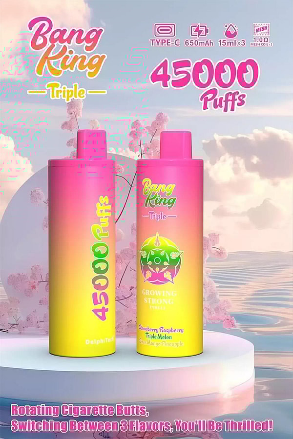 Deux appareils de vape jetables à dégradé rose à jaune étiquetés Bang King Triple, posés sur une plate-forme ronde blanche sur un ciel pastel avec des fleurs de cerisier, un grand texte de 45 000 bouffées, des icônes de produits et un slogan sur la rotation des mégots de cigarettes et la commutation entre trois saveurs.