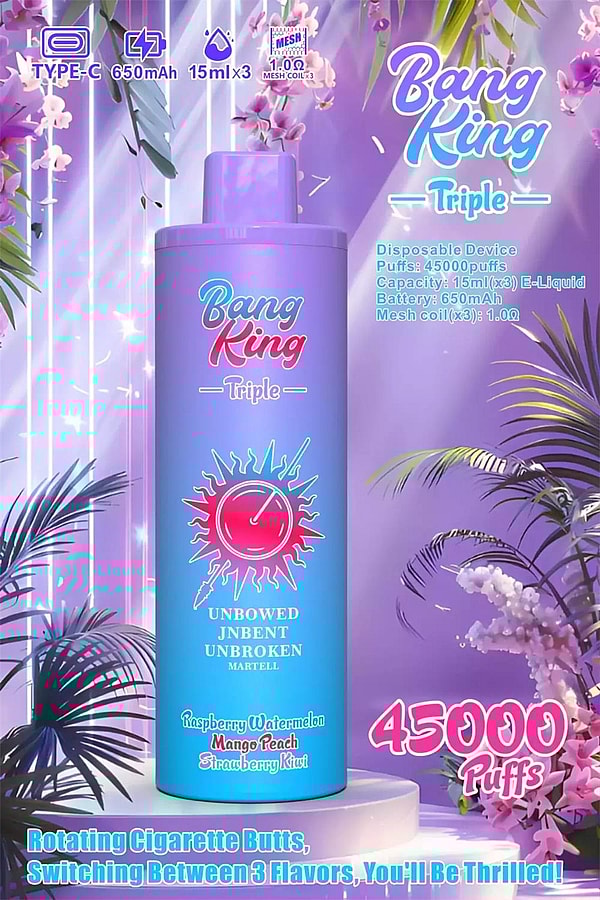 Grand appareil de vape jetable violet à bleu étiqueté " Bang King Triple " avec un logo solaire et les saveurs répertoriées (framboise, pastèque, mangue pêche, fraise kiwi), un texte " 45 000 bouffées " bien visible et des icônes de spécifications de produit en haut, sur un fond floral violet pastel avec des feuilles de palmier.