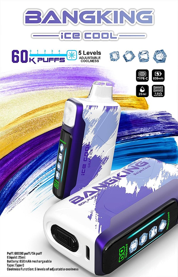 カラフルな紫と金のブラシストロークの背景に、白と紫の BANGKING Ice Cool ベイプ デバイス 2 台を表示する広告。「60K パフ」、「冷たさを 5 段階に調整可能」、アイスキューブのアイコンが目立つテキストに加えて、Type-C 充電、850 mAh バッテリー、25 ml のリキッド、1.0Ω デュアル メッシュ仕様を示す小さなアイコンが表示されます。.