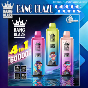 3 つのカラフルな Bang Blaze 使い捨て電子タバコ デバイス (ピンク、ライム グリーン、パープル) が青い幾何学的な背景の反射する水面に立っており、それぞれに王冠のロゴ、「BANG BLAZE」、「60000 4 in1」の文字、デジタル パフ ディスプレイ、漫画の猿のイラストが表示され、左側に大きな「4 in 1 60000」のブランドが付いています。.